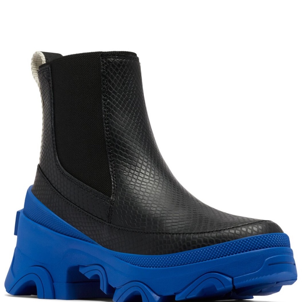 New black Sorel brex chelsea weatherproof leather boots with chunky blue heels